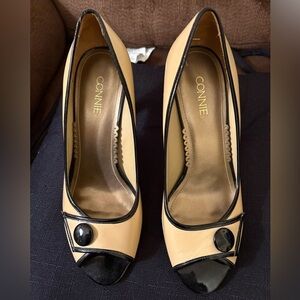 Connie Ladies open toed shoes beige/ black 3.5 inches heel  sz 9M